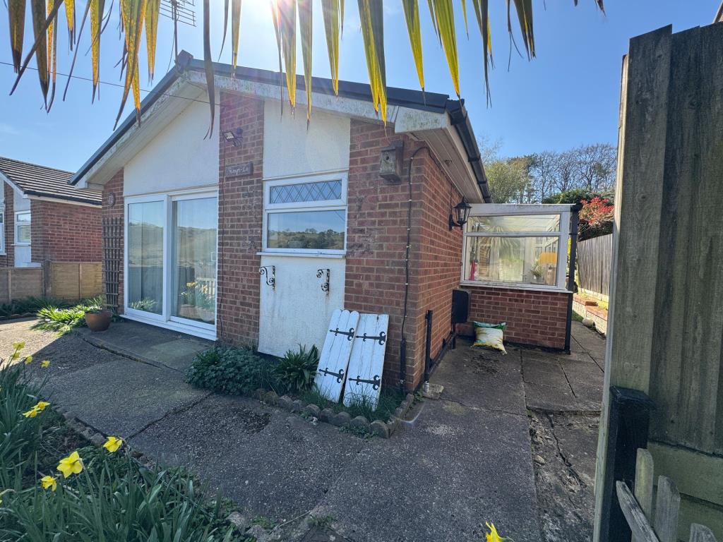 Lot: 108 - DETACHED BUNGALOW WITH STUNNING VIEWS - Front of property